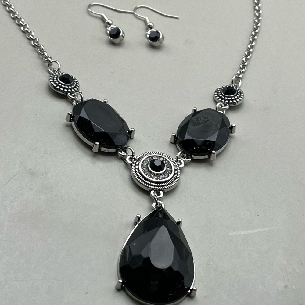 Elegant Black and Silver Necklace and Earring Set